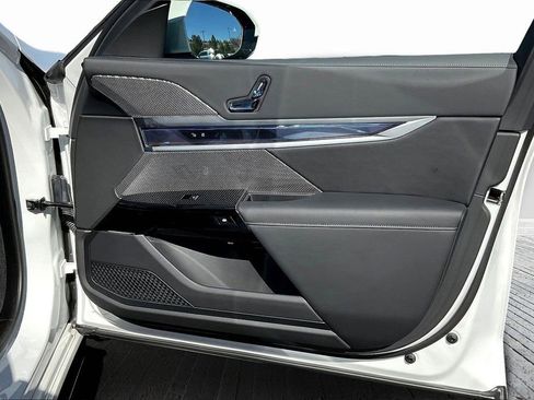 Used 2025 BMW 760i xDrive w/ Premium Package image 27