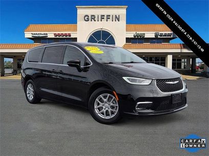 Used 2025 Chrysler Pacifica Select