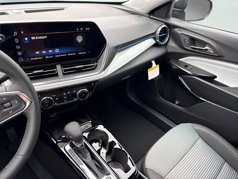 New 2026 Chevrolet Trax LT w/ Sunroof Package FWD image 32