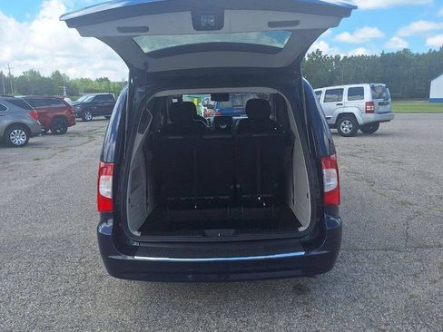 Used 2016 Chrysler Town & Country Touring FWD image 5