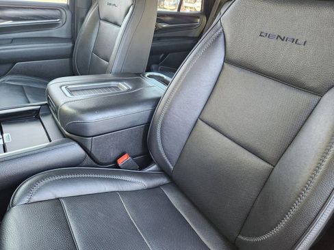 Used 2021 GMC Yukon Denali w/ Denali Premium Package image 8