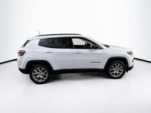 Used 2022 Jeep Compass Latitude w/ Sun and Sound Group AWD/4WD image 4