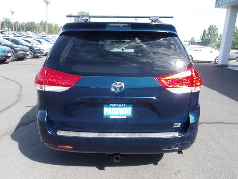 Used 2012 Toyota Sienna XLE AWD/4WD image 4