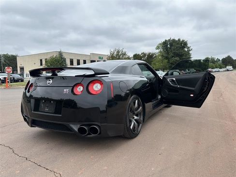 Used 2010 Nissan GT-R Premium image 16