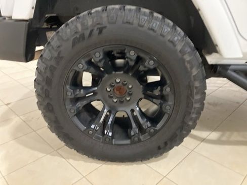 Used 2013 Jeep Wrangler Unlimited Sahara image 28