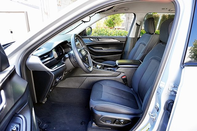 Used 2023 Jeep Grand Cherokee Laredo RWD image 15