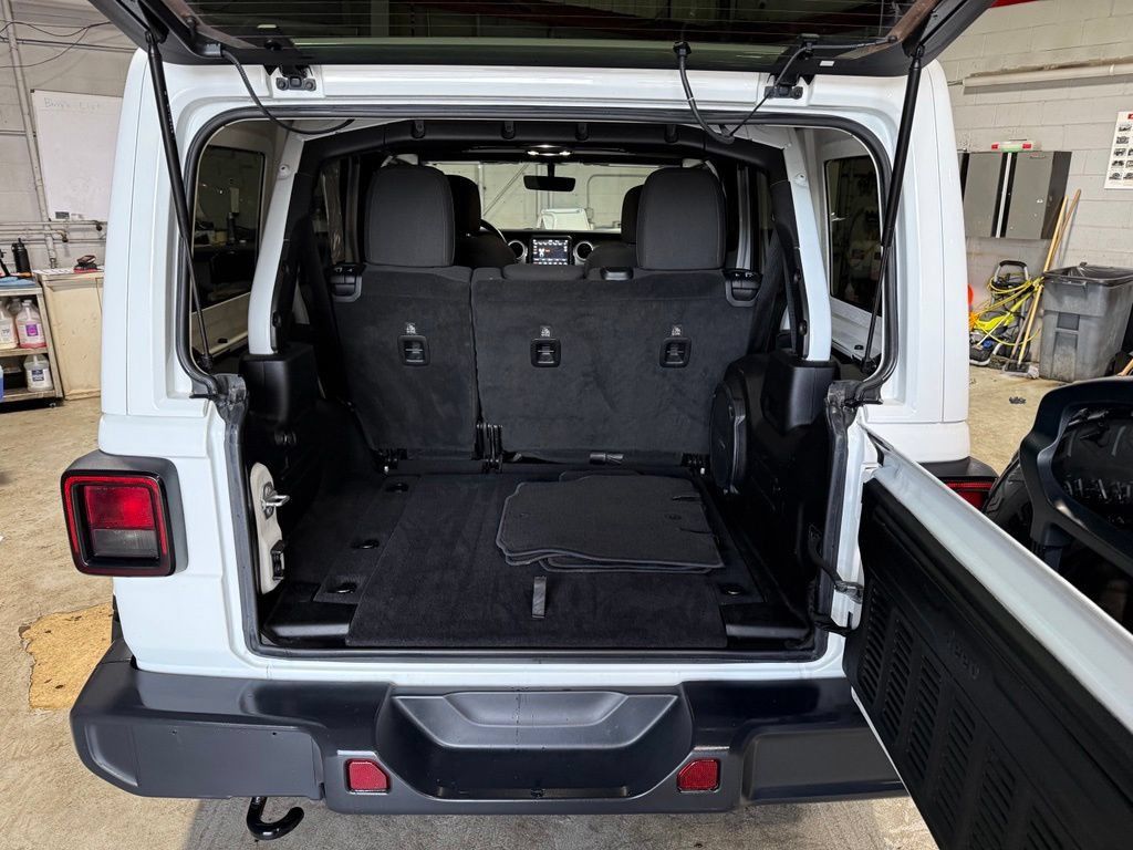 Used 2019 Jeep Wrangler Unlimited Sahara w/ Uconnect 4C Nav & Sound Group AWD/4WD image 28