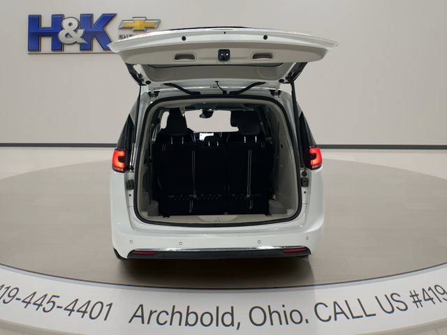 Used 2024 Chrysler Pacifica Touring-L FWD image 25