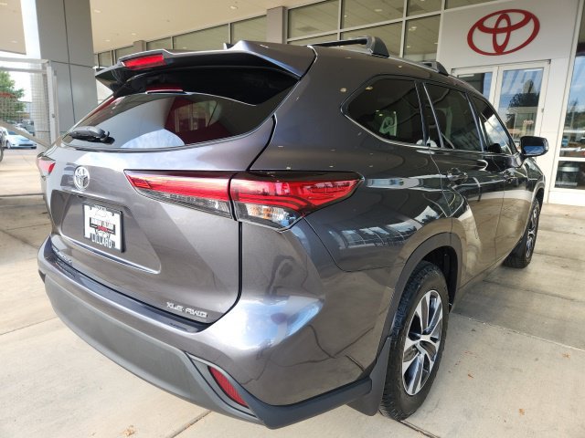 Used 2021 Toyota Highlander XLE AWD/4WD image 11