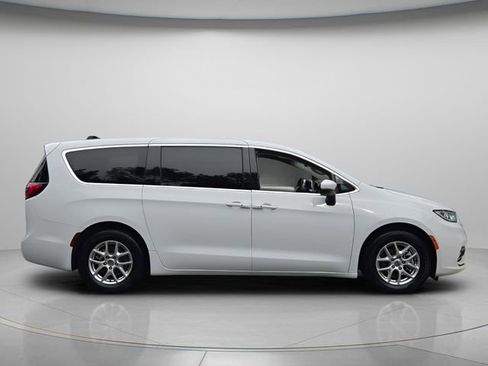 Used 2023 Chrysler Pacifica Touring-L FWD image 8