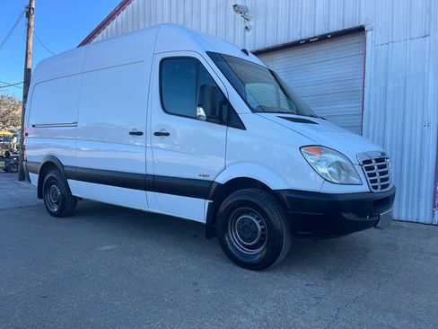 Used 2010 Freightliner Sprinter 2500 RWD image 10