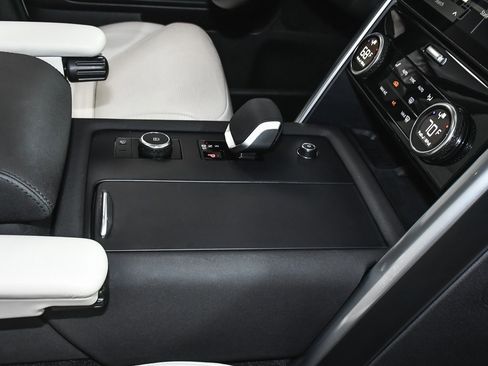 Used 2025 Land Rover Discovery S image 71