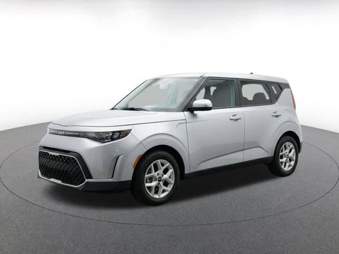 Used 2025 Kia Soul LX w/ LX Technology Package FWD image 3