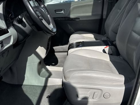 Used 2020 Toyota Sienna XLE image 11