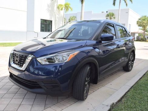 Used 2018 Nissan Kicks SV FWD image 2