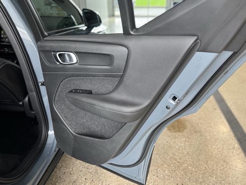 Used 2021 Volvo XC40 T5 Momentum image 11