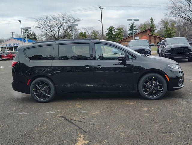 New 2026 Chrysler Pacifica Select w/ S Appearance Package FWD image 2