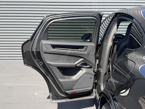 Used 2025 Porsche Cayenne Turbo image 13