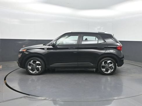 Used 2022 Hyundai Venue SEL FWD image 2