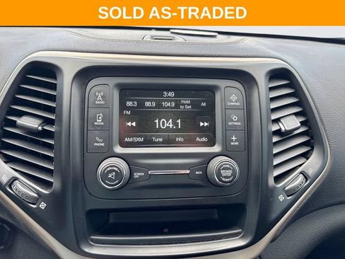 Used 2018 Jeep Cherokee Latitude w/ Altitude Package FWD image 16