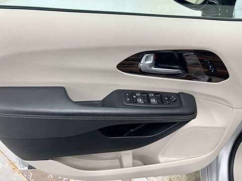 Used 2024 Chrysler Pacifica Limited FWD image 22