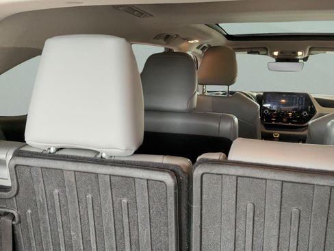 Used 2022 Toyota Highlander Platinum FWD image 30