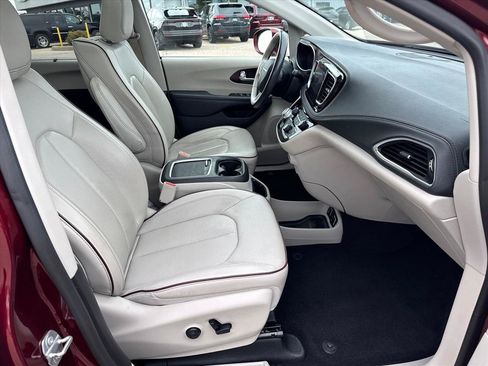 Used 2019 Chrysler Pacifica Limited w/ Advanced Safetytec Group FWD image 9