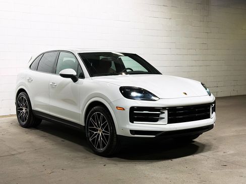 Used 2025 Porsche Cayenne image 6