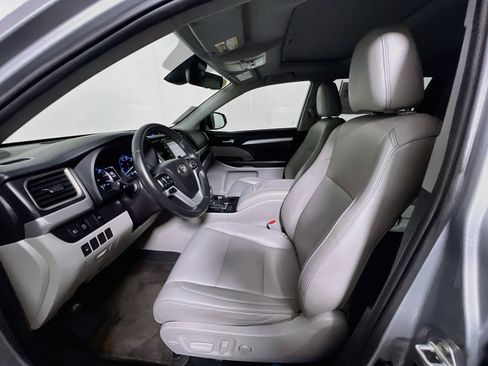 Used 2019 Toyota Highlander XLE FWD image 14