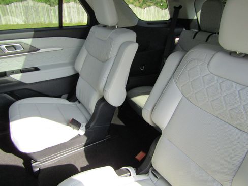 Used 2025 Ford Explorer Platinum w/ Ultimate Package image 32