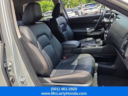 Used 2025 Nissan Pathfinder SL FWD image 18