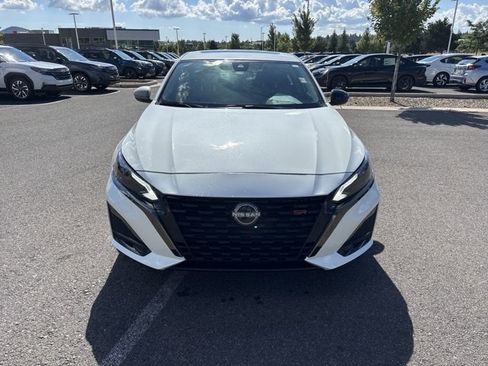 Used 2023 Nissan Altima 2.5 SR w/ SR Premium Package image 8