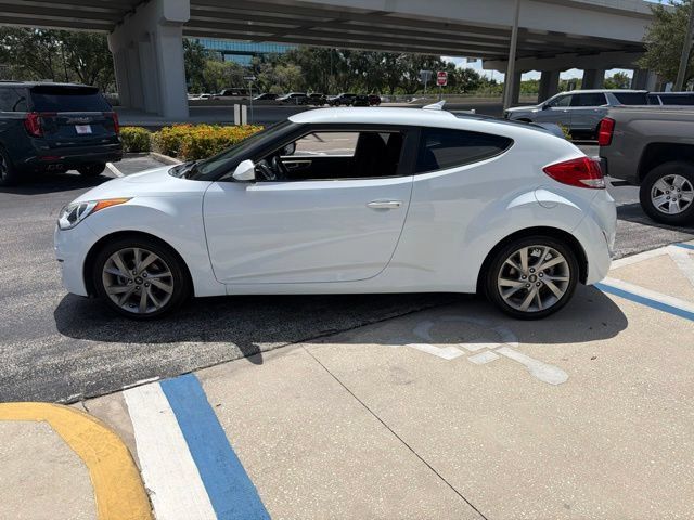 Used 2017 Hyundai Veloster FWD image 4