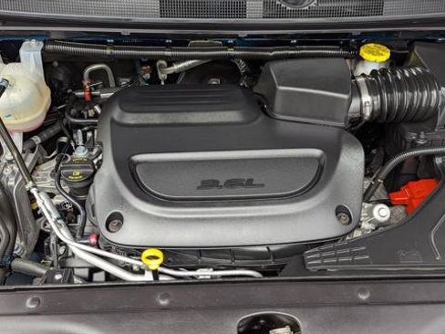 Used 2025 Chrysler Pacifica Select FWD image 32