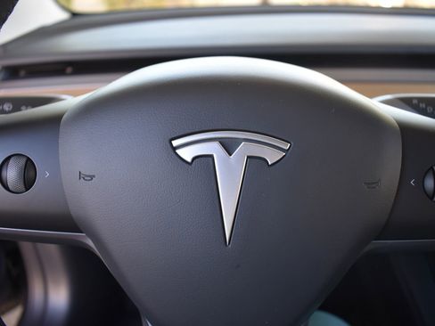 Used 2023 Tesla Model 3 Standard Range image 14