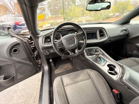 Used 2019 Dodge Challenger SXT image 6