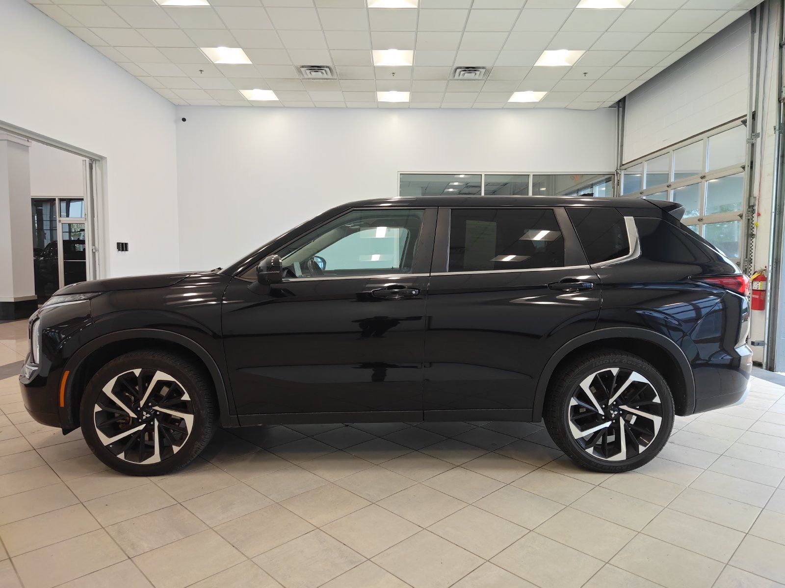 Used 2024 Mitsubishi Outlander SE Black Edition AWD/4WD image 6