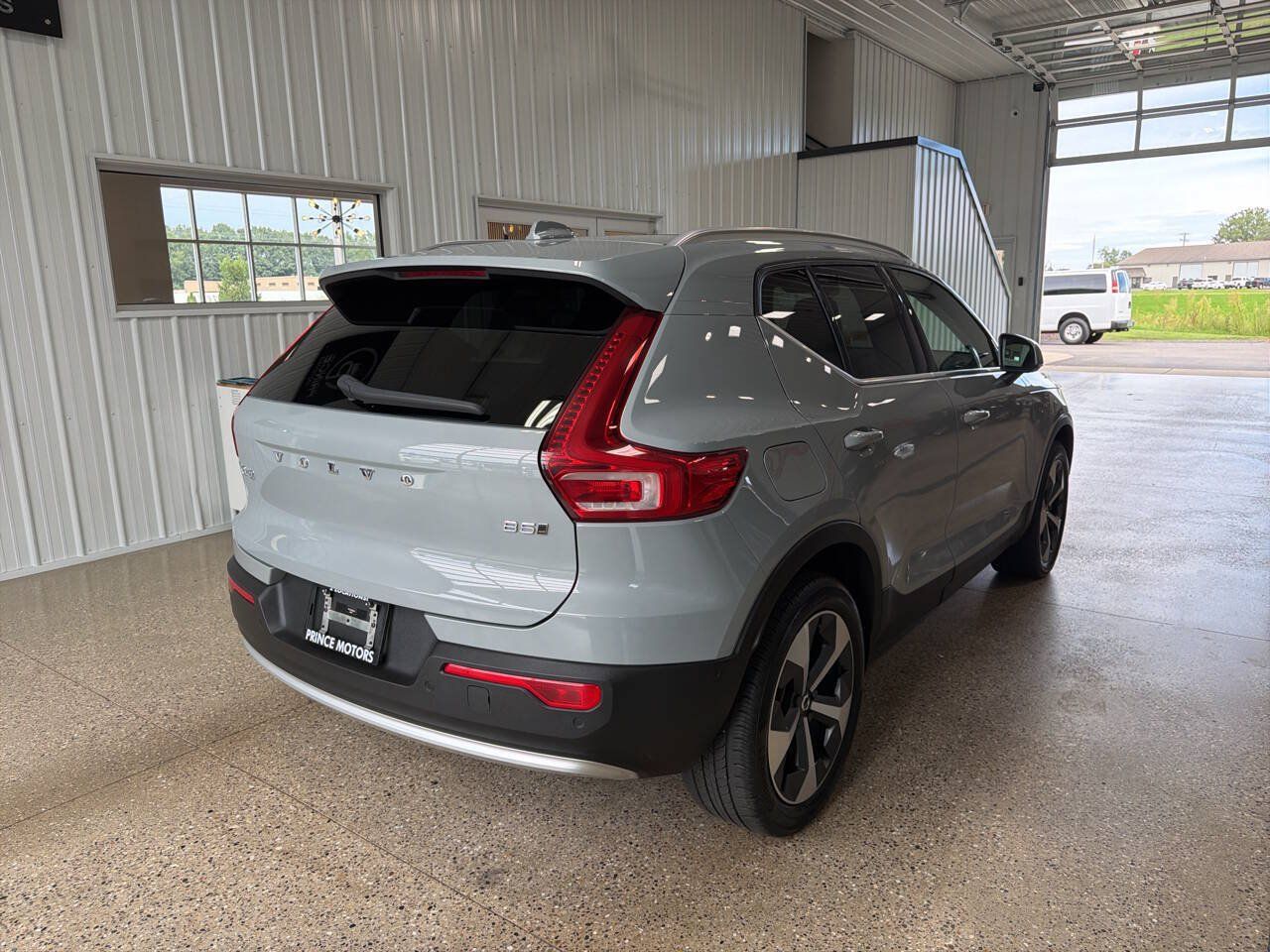 Used 2024 Volvo XC40 B5 Plus AWD/4WD image 5