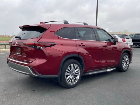 Used 2024 Toyota Highlander Platinum image 5