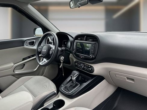 Used 2025 Kia Soul LX w/ LX Technology Package FWD image 14