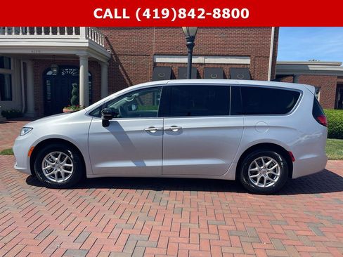Used 2024 Chrysler Pacifica Touring-L FWD image 9