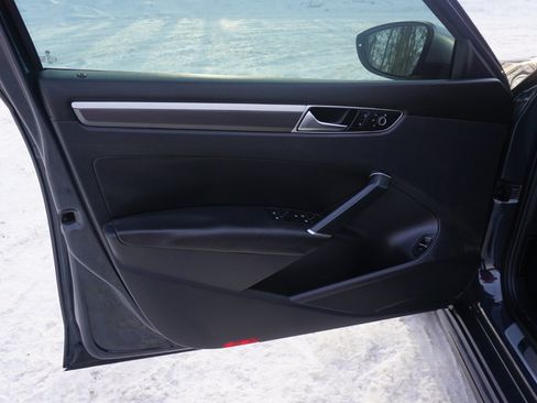 Used 2017 Volkswagen Passat 1.8T R-Line w/ R-Line Lighting Package image 26