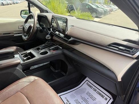 Used 2023 Toyota Sienna Platinum AWD/4WD image 14