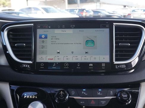 Used 2023 Chrysler Pacifica Touring-L image 41