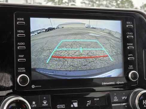 Used 2022 Toyota Highlander XLE image 10