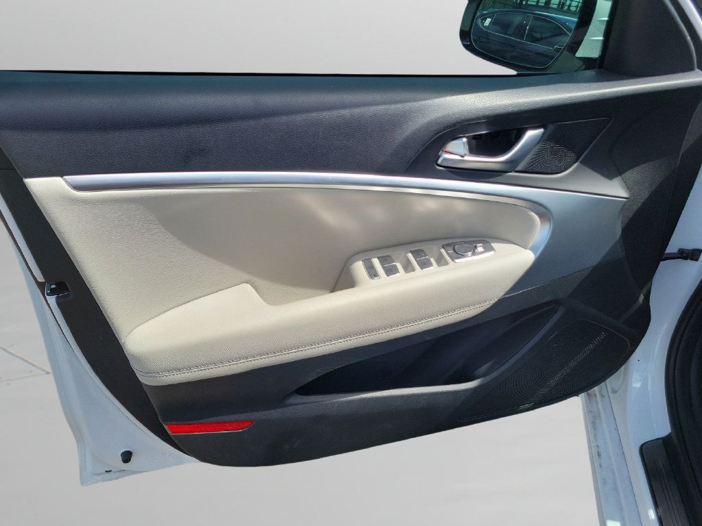 Used 2025 Genesis G70 2.5T RWD image 16