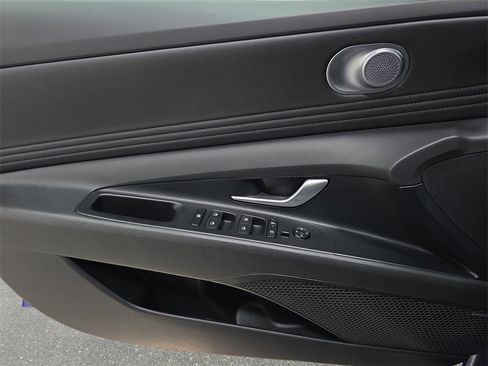 Used 2024 Hyundai Elantra Limited image 27