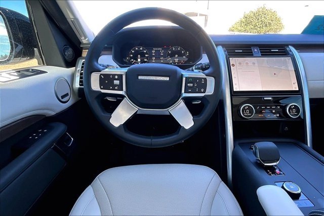 Used 2025 Land Rover Discovery Dynamic SE AWD/4WD image 8