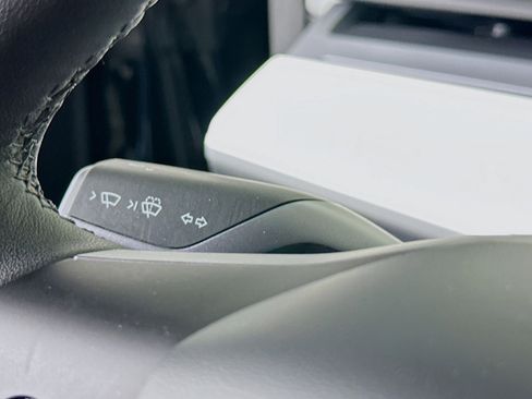 Used 2022 Tesla Model Y Long Range AWD/4WD image 16