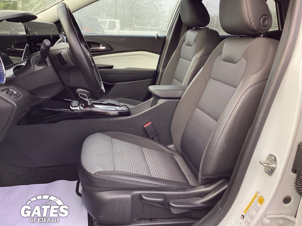 Used 2025 Chevrolet Trax LT w/ LT Convenience Package FWD image 14